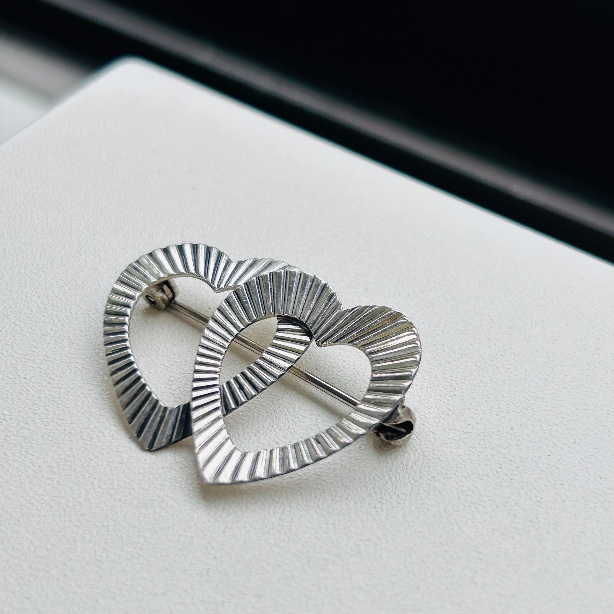 【期間限定値下】ヴィンテージブローチ　パフィーハート　シルバー925 シルバー925 Puffy リボン＆ハートミニブローチ | Milo Antiques