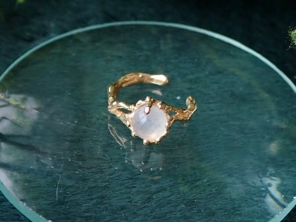 mineral transformイヤーカフ《レインボームーンストーン》