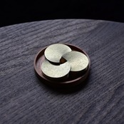 FUTAGAMI　箸置き　三つ月 :  Brass Chopstick Rest 3 Moons［2104240000］