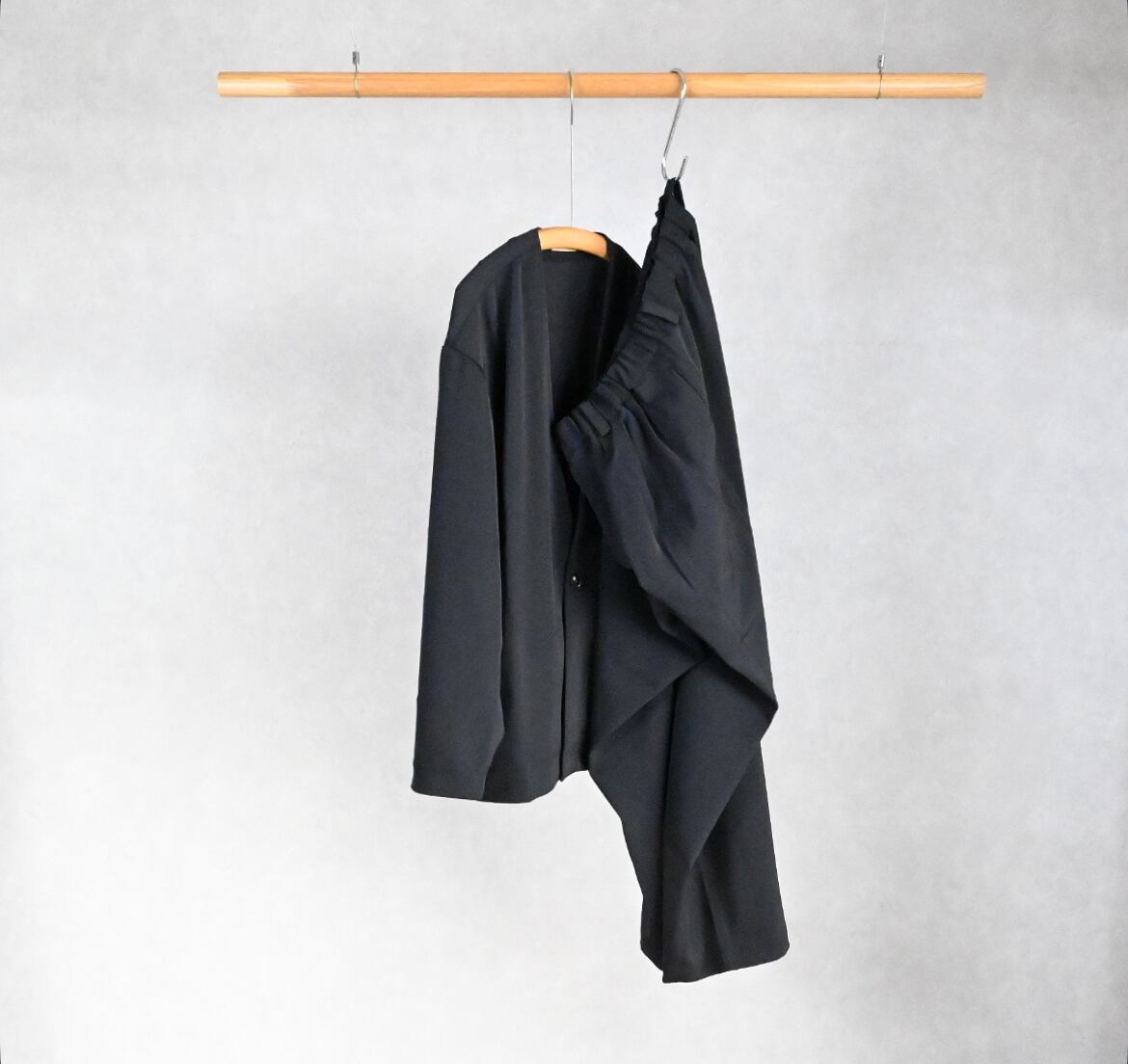 25AW》【LA MOND】TWILL TWIST CARDIGAN CENTER SEAM PANTS 25AW》【LA MOND】TWILL TWIST CARDIGAN CENTER SEAM PANTS
