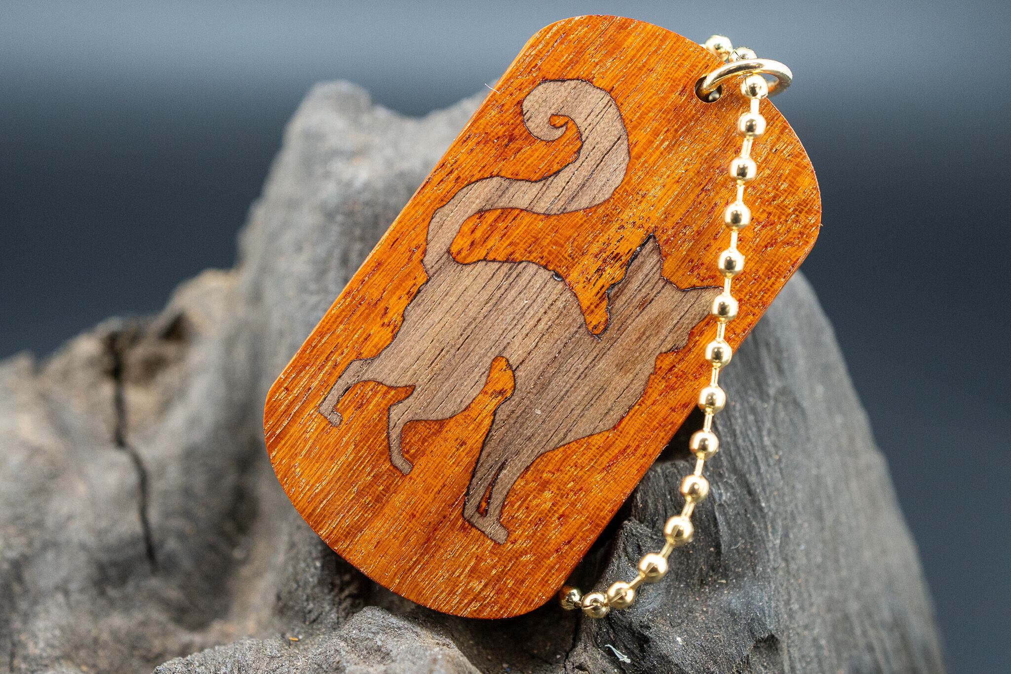 【染色と音楽の源】フェルナンブーコ ドッグタグ 象嵌 探る視線