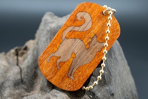 【染色と音楽の源】フェルナンブーコ ドッグタグ 象嵌 探る視線