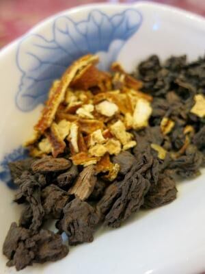 【黒烏龍 Wパワー】:黒烏龍、陳年プーアル茶、及び陳皮(蜜柑の皮)で配合した茶縁オリジナルブレンドティー。