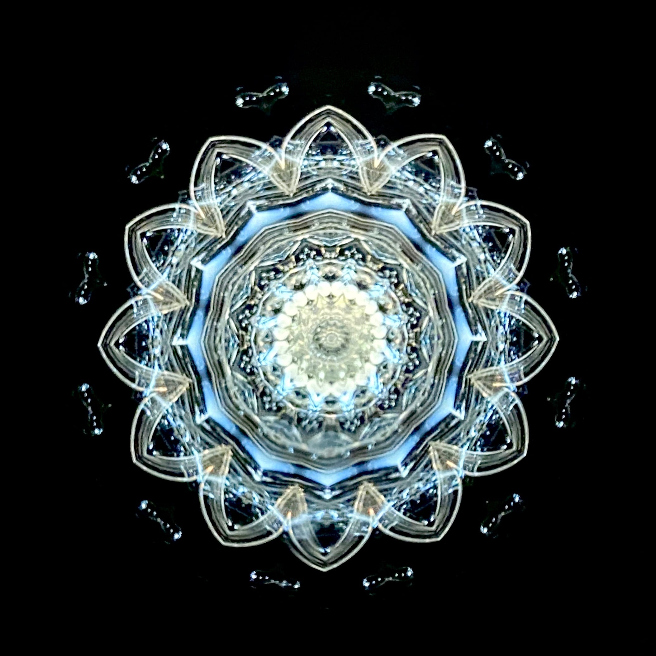 グラスニーク GlassNique 万華鏡 作家 万華鏡作家｜花の万華鏡と静かな時間 GlassNique 麻衣