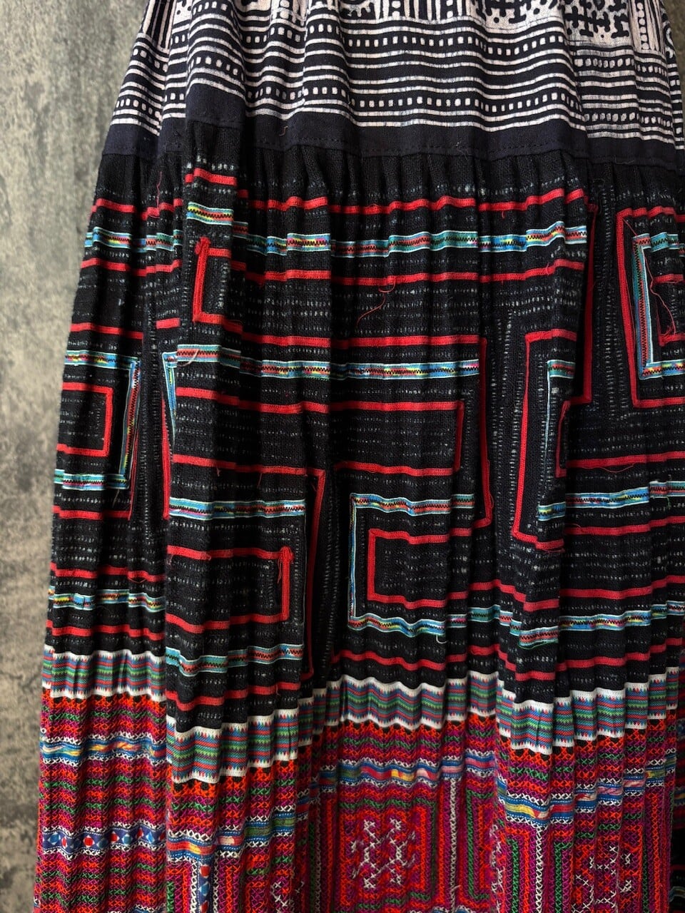 モン族スカート 74 ロング クロスステッチ刺繍 ろうけつバティック