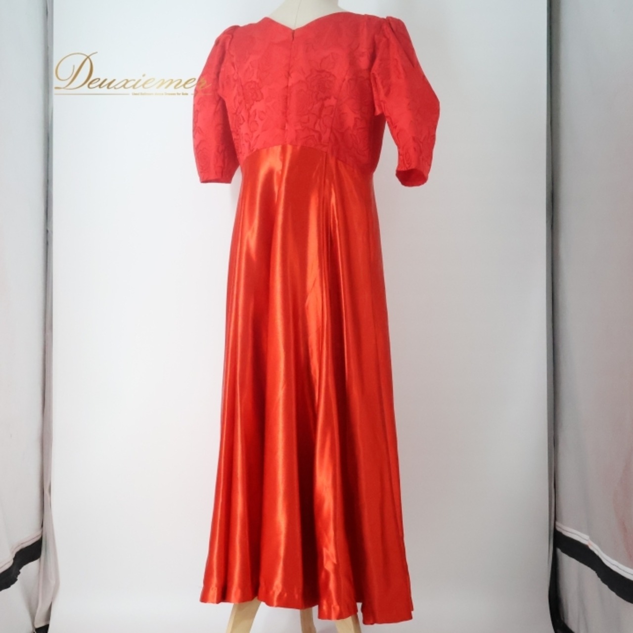 フラダンス 衣装 ワンピース ドレス レッド系 アロハスタンダード バラ柄 花柄 ハワイアン アロハ ALOHA STANDARDS フラワープリント サテン 光沢 五分丈 パフスリーブ フラ ダンス レッスン 練習 華やか 鮮やか かわいい 上品 大人っぽい 高級感 フラダンス衣装 サテン生地 エレガント フレア レディース パーティー イベント 大人サイズ