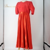 フラダンス 衣装 ワンピース ドレス レッド系 アロハスタンダード バラ柄 花柄 ハワイアン アロハ ALOHA STANDARDS フラワープリント サテン 光沢 五分丈 パフスリーブ フラ ダンス レッスン 練習 華やか 鮮やか かわいい 上品 大人っぽい 高級感 フラダンス衣装 サテン生地 エレガント フレア レディース パーティー イベント 大人サイズ