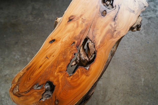 動きのある一位の一枚板 ローテーブル