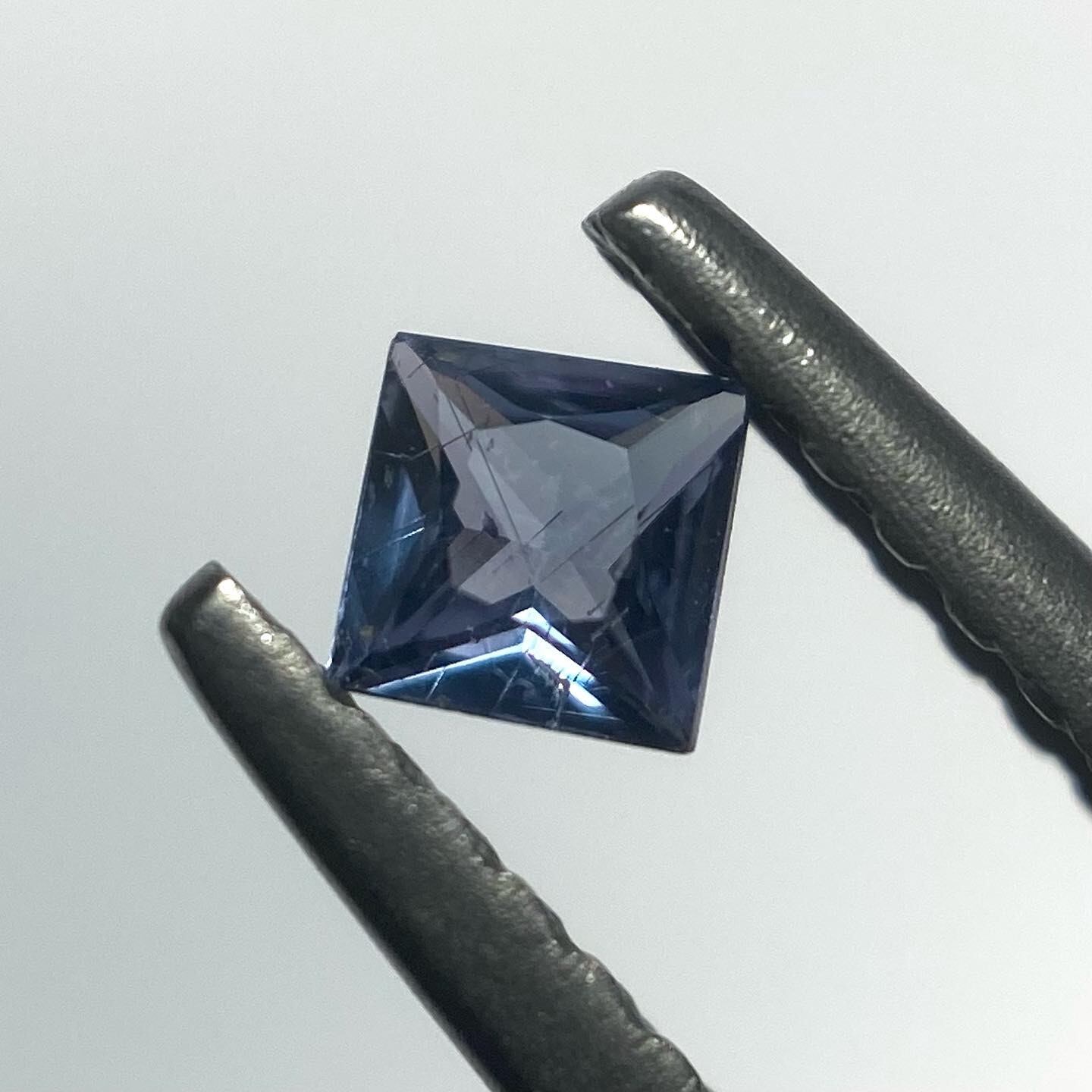 変身する石 ベキリーブルーガーネット1