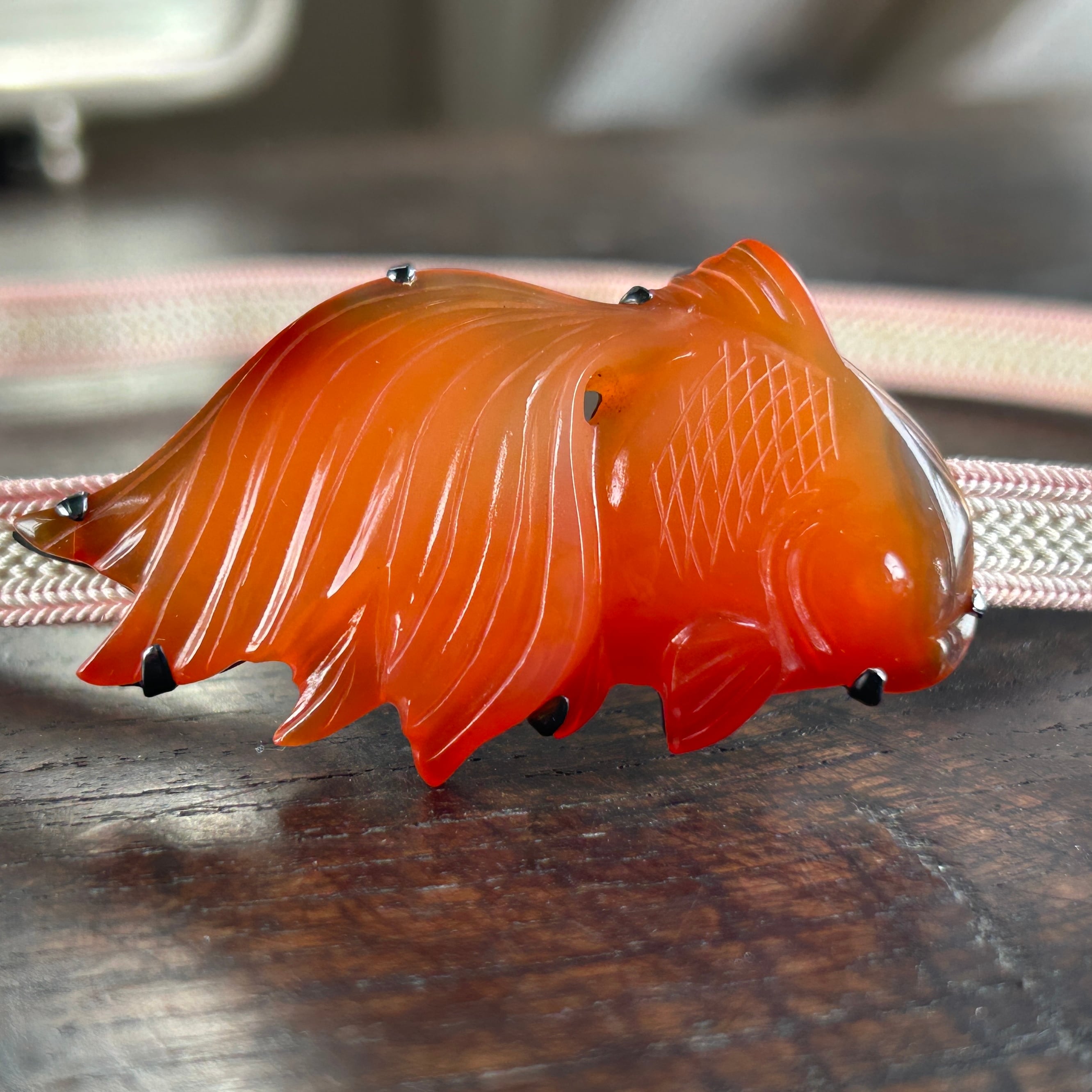 アンティーク　赤瑪瑙の金魚の帯留め