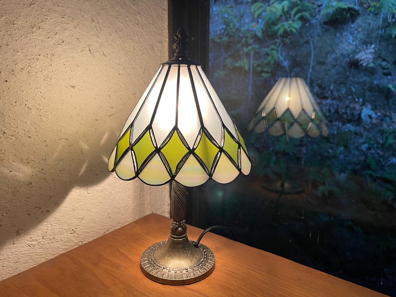 [新作・限定品]スタンダード・ホワイト/グリーン（ステンドグラスのテーブルランプ）