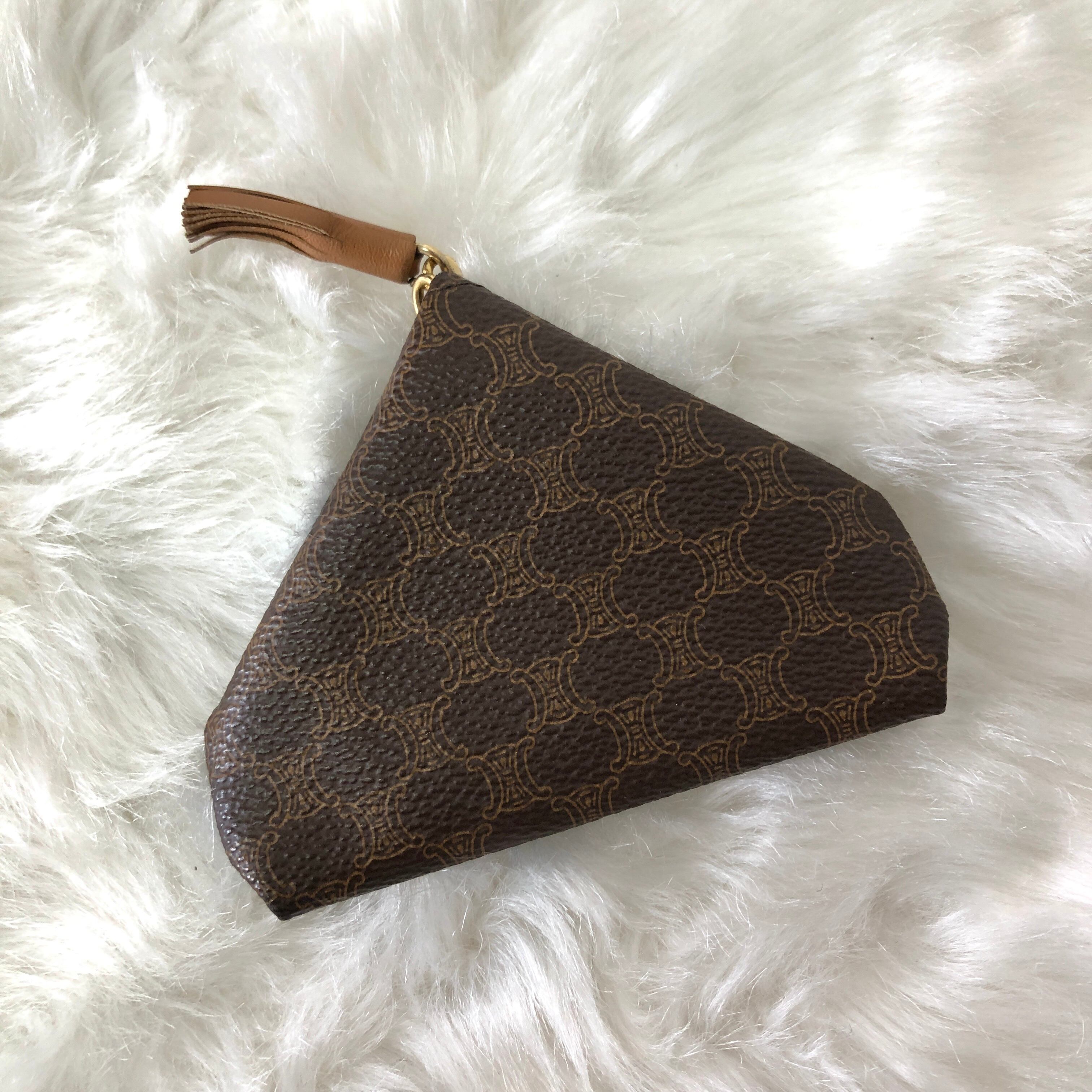 【美品】CELINE トライアングル ケース マカダム 馬車金具 タッセル セリーヌ 馬車金具 トライアングルコインケース ブラゾン タッセル