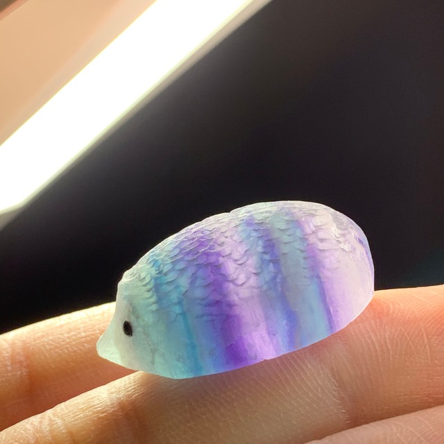 フローライトハリネズミが住み着いているグリーン原石