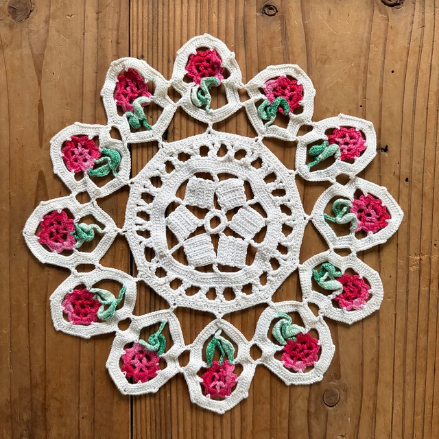 ピンクの花のドイリー