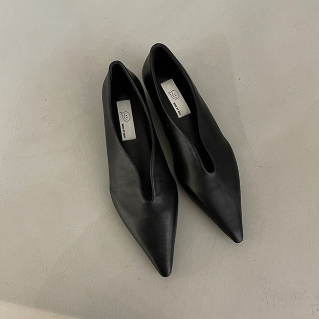 V-cut minimal pointed toe flats A00116