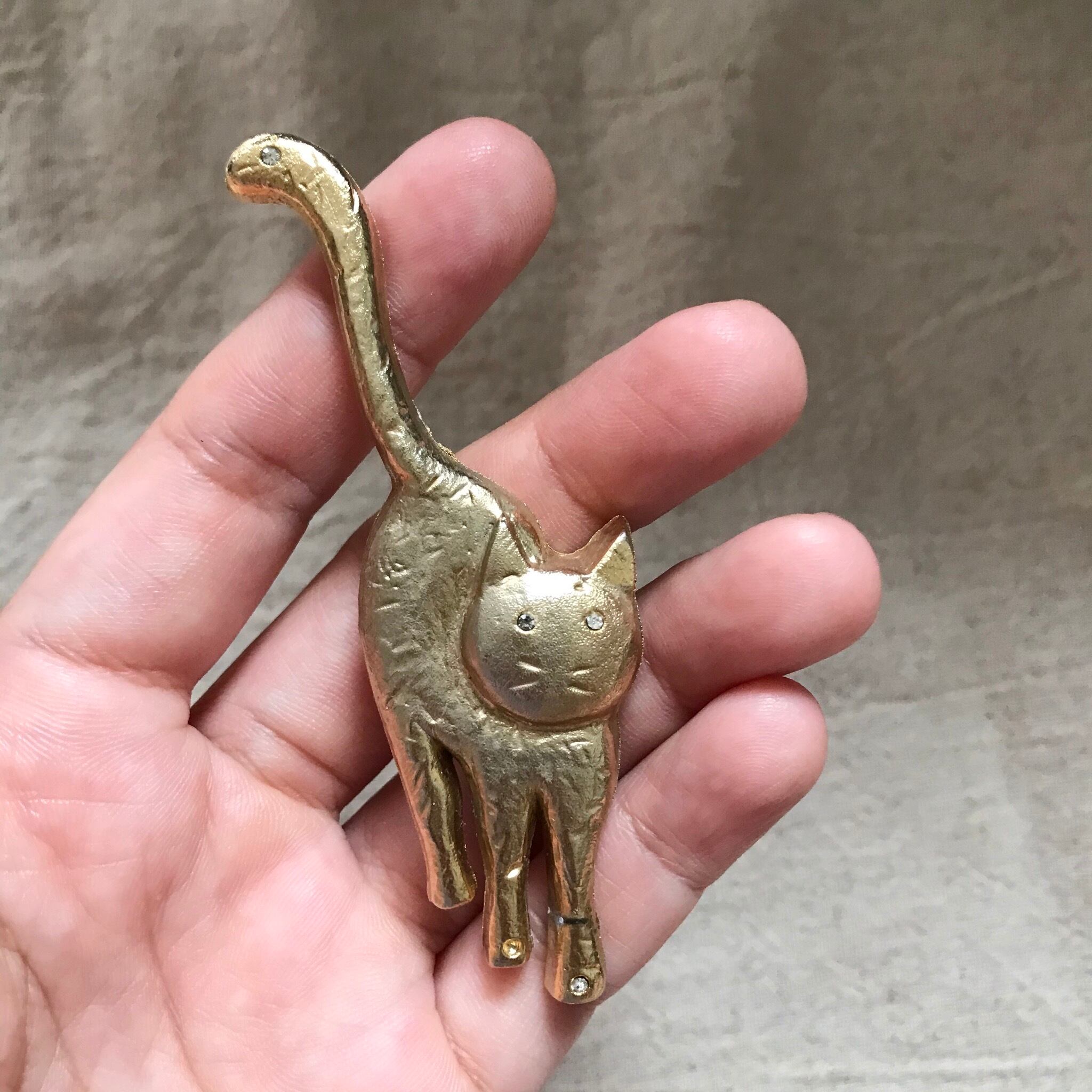 大きな金色のネコブローチ