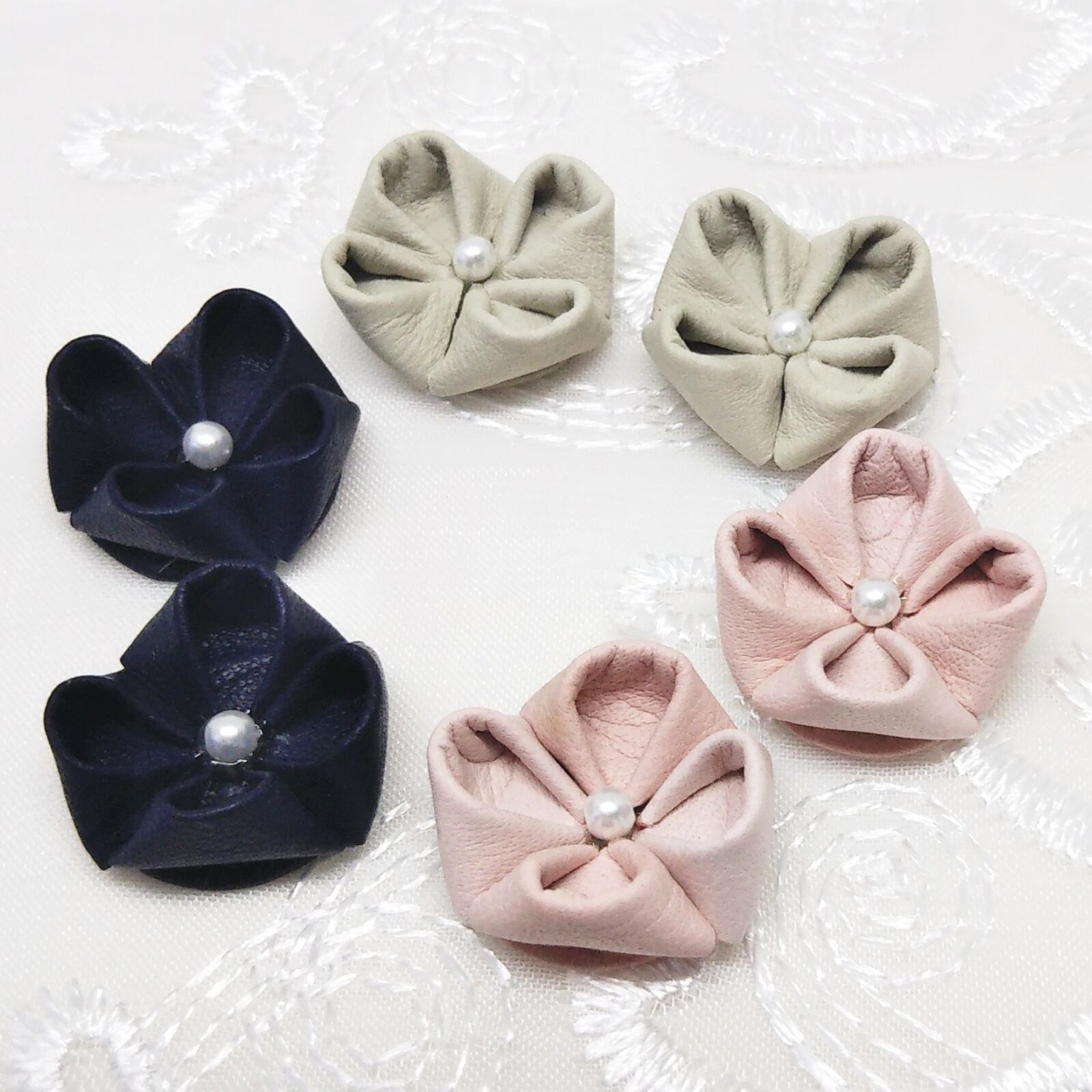 羊革の紫陽花 桜色 * つまみ細工 シープレザー ピアス・イヤリング
