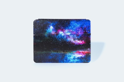 銀河を漂う景色を描いた、iPadケース
