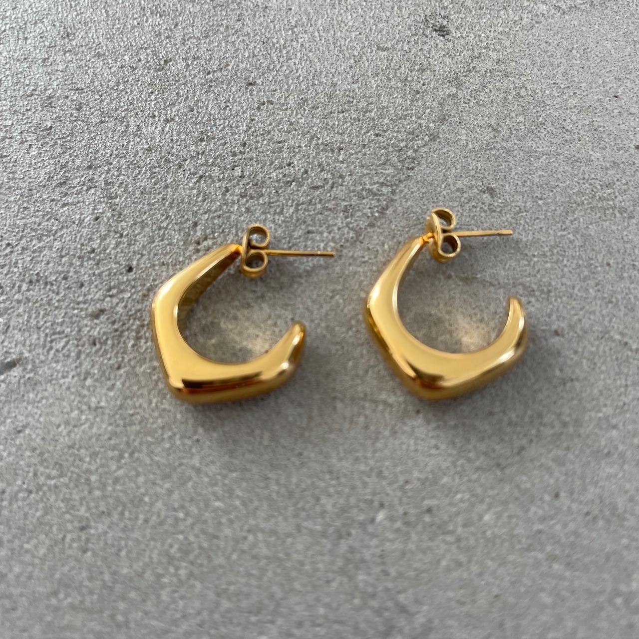 pentagon form pierce/gold