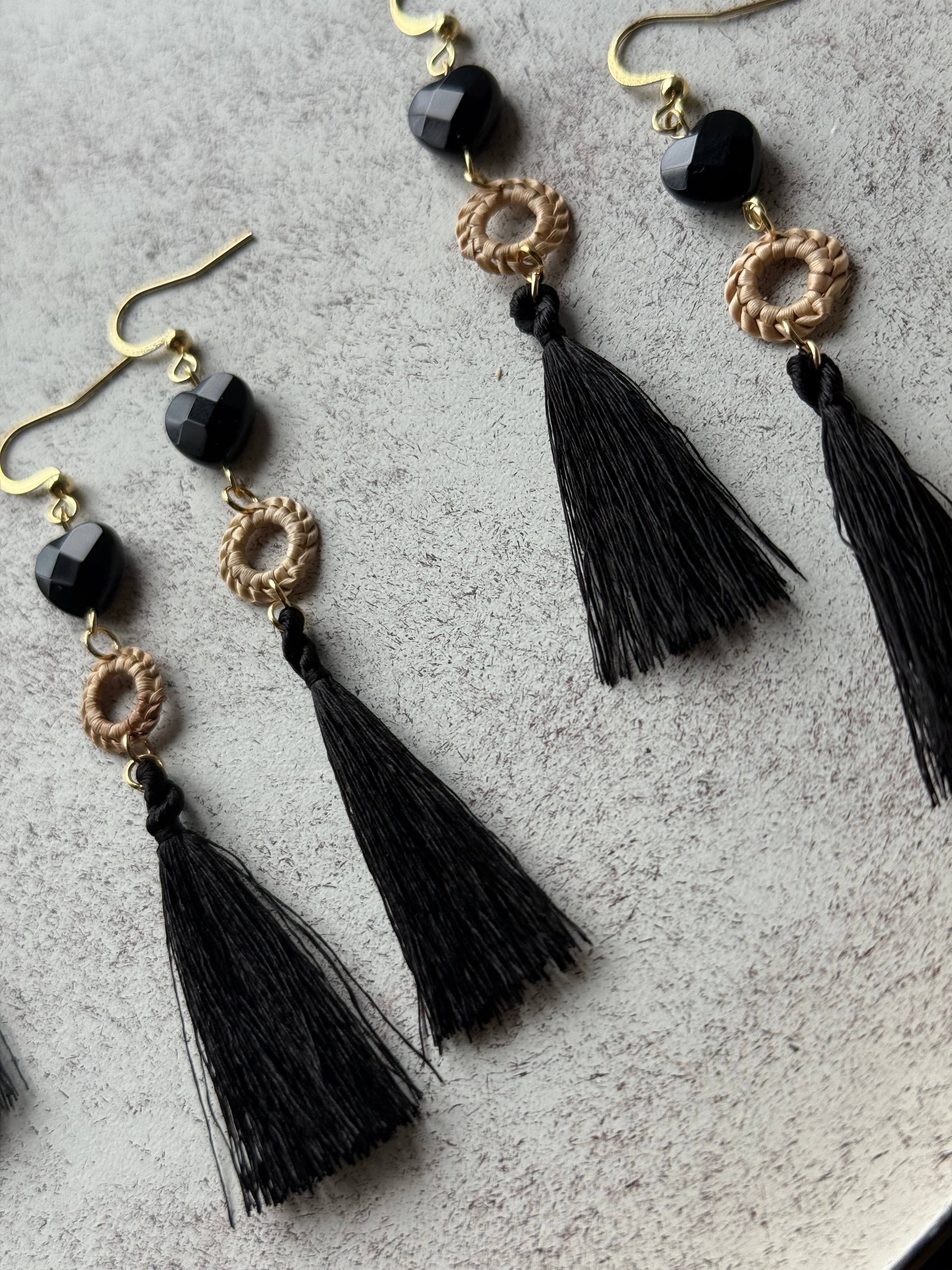 泥黒タッセルピアス – Kumejima Tsumugi × Getto × Black Onyx | AOIFARM