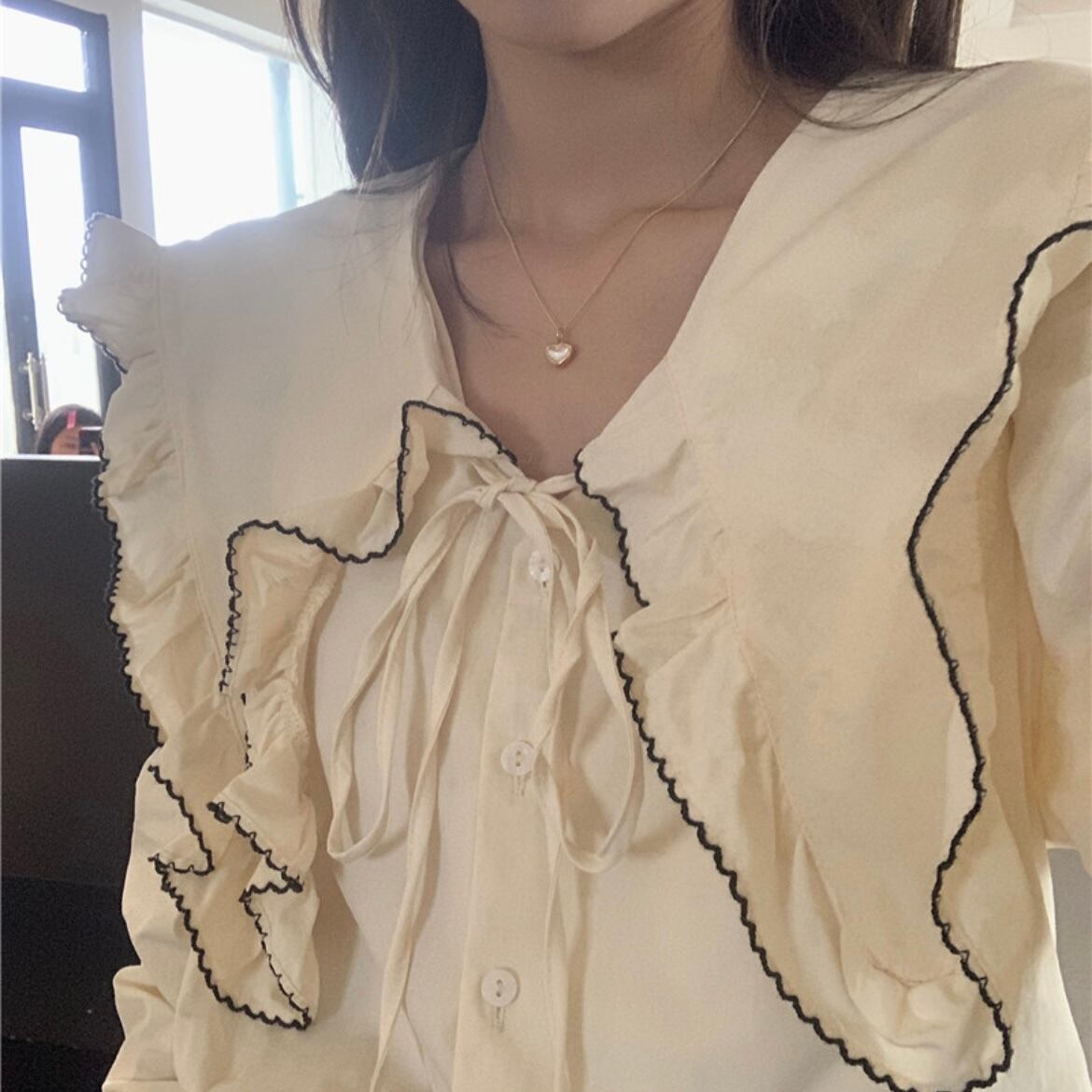 フリルビッグカラーブラウス