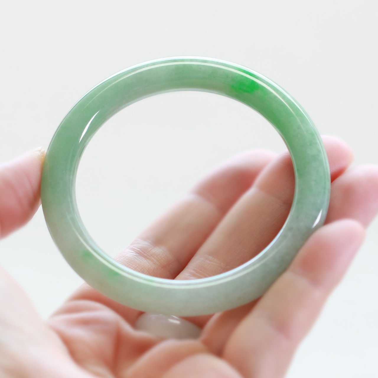 【内径 約53mm 】白×緑色は間違いない！バングル A貨翡翠 jd_bg1240