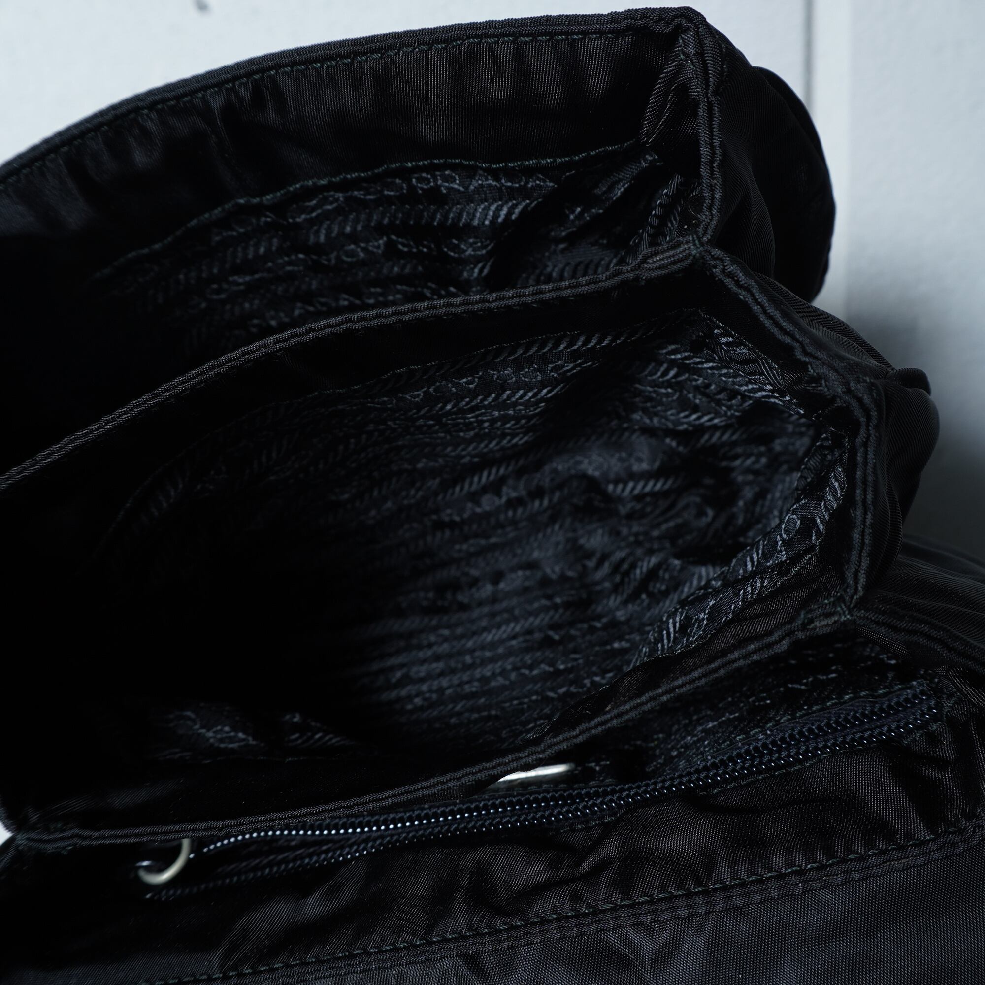 PRADA】プラダ 三角プレートナイロンショルダーバッグ black | MIXHIVE