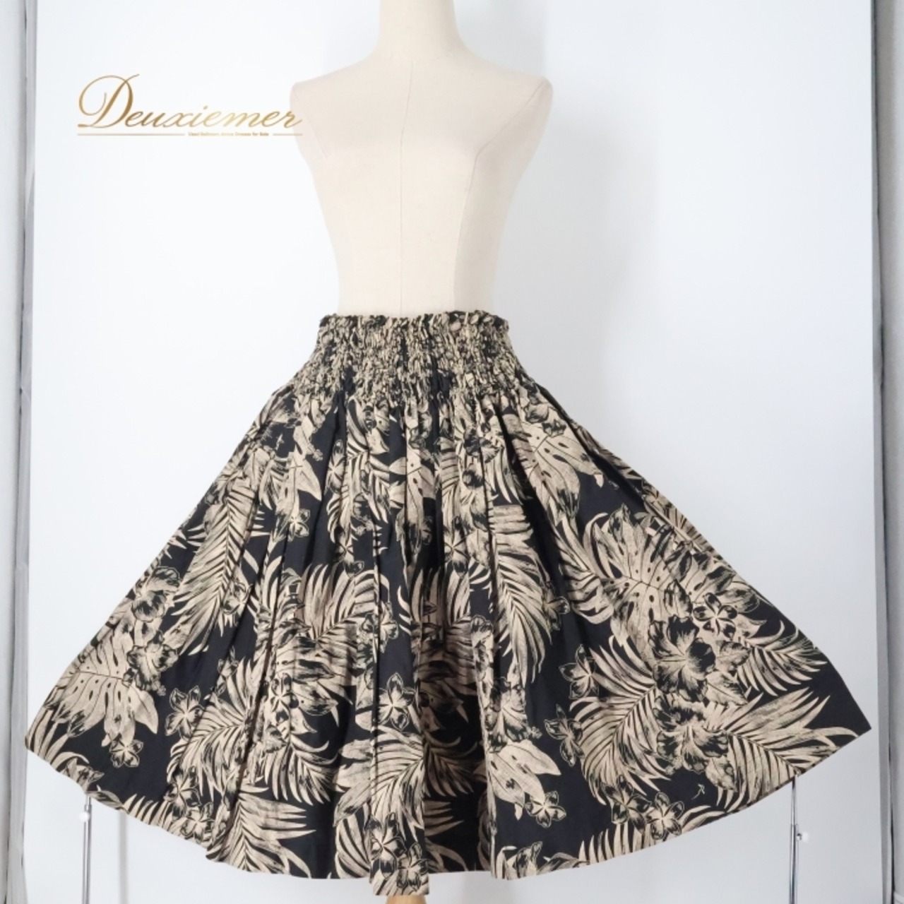 フラダンス 衣装 パウスカート ブラック系 ハイビスカス柄 モンステラ柄 プルメリア柄 ハワイアンプリント アロハ フラ ダンス レッスン 練習 ベージュ系 黒 大人っぽい 華やか 上品 シングル フレア スカート かわいい おしゃれ ブラック ベージュ ハワイ アロハシャツ エスニック リゾート おしゃれ着 ボトムス カジュアル スカートスタイル トロピカル コーディネート フレアスカート プリントスカート 軽やか センス フェミニン