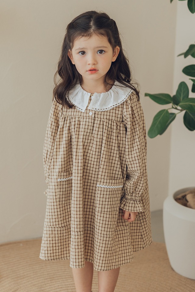レースラッフル襟ワンピース〈Beige check〉