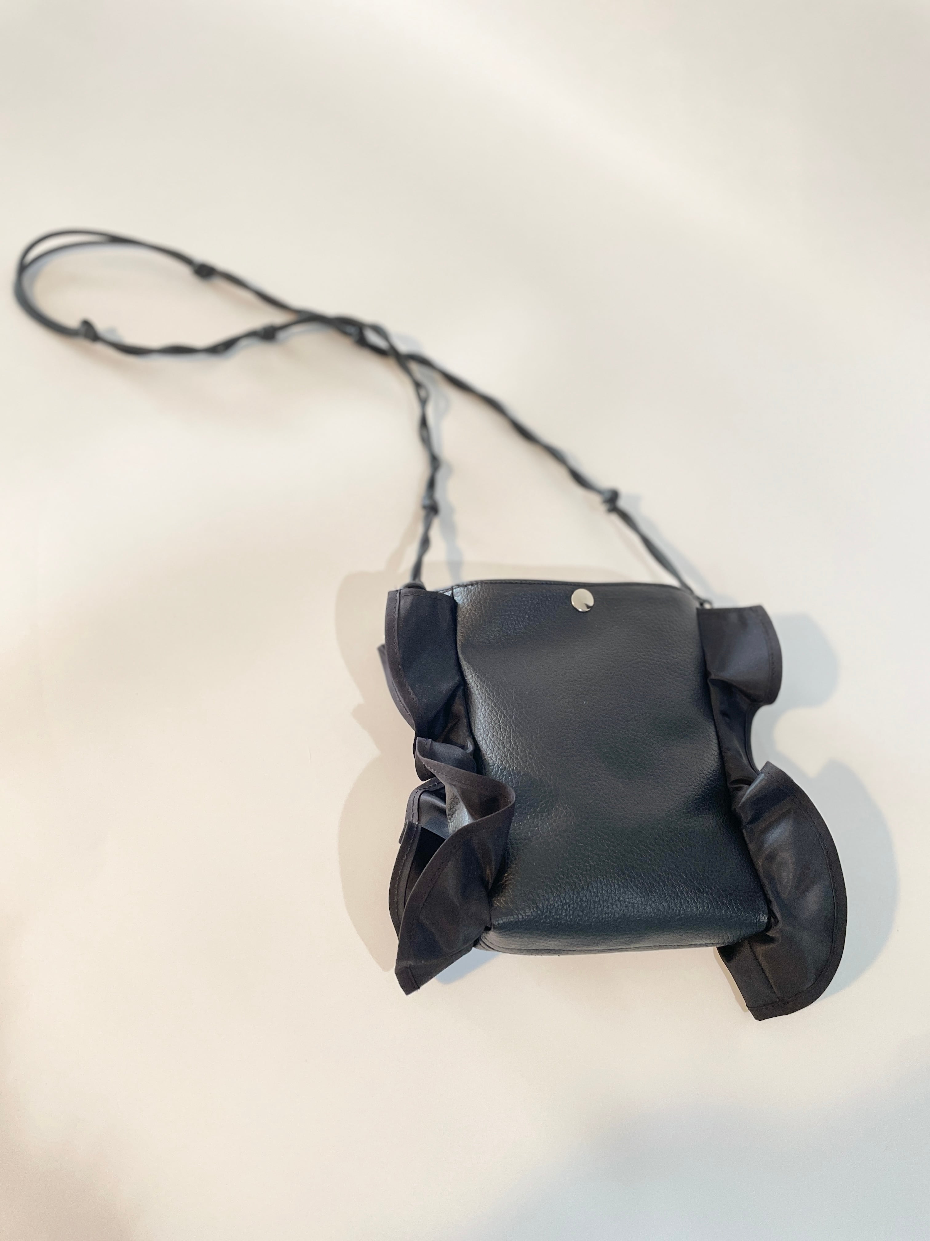 【マチ付きエコレザーフリルポシェット】/6B0324