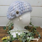 やさしいパステルブルーの帽子