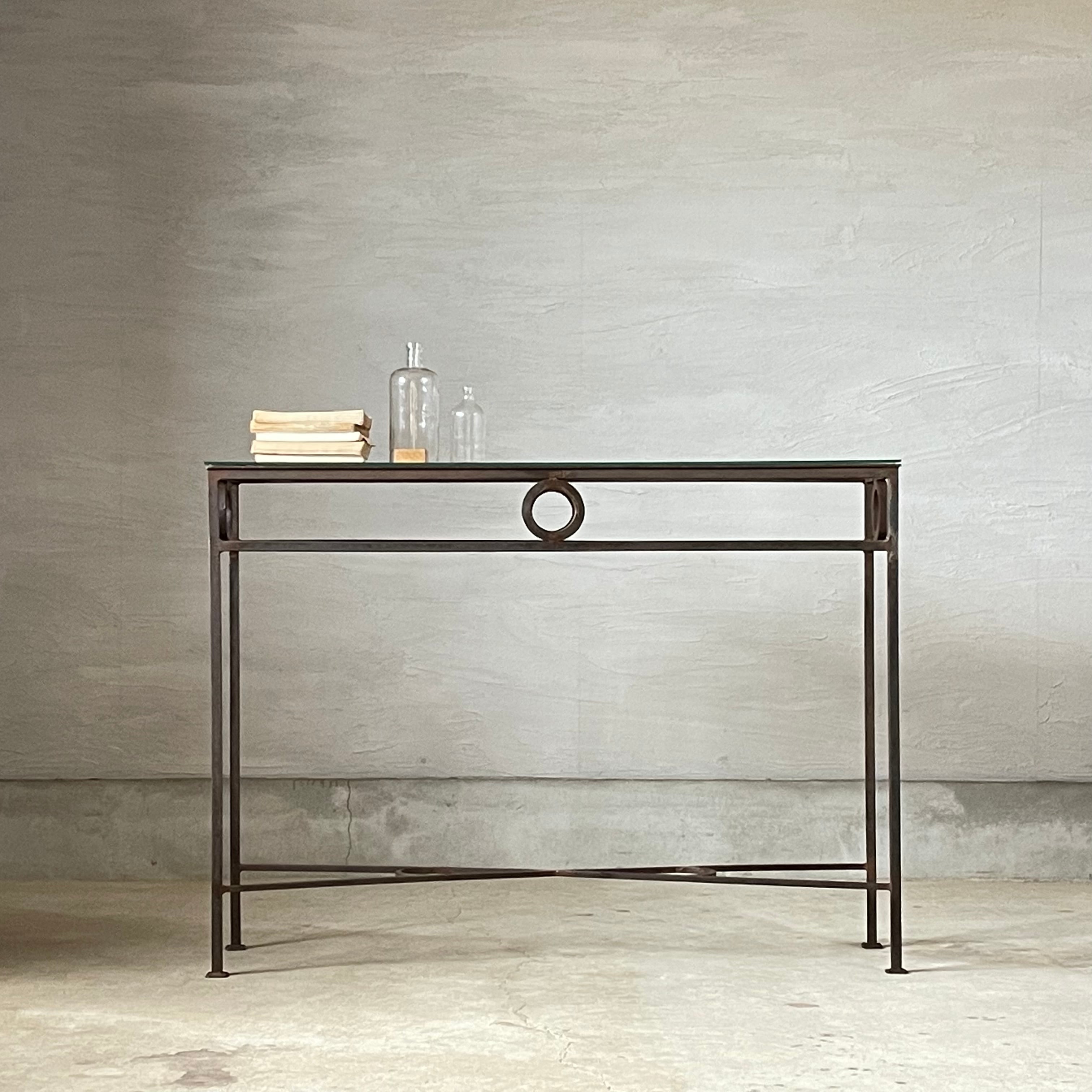 アイアン脚のガラステーブル