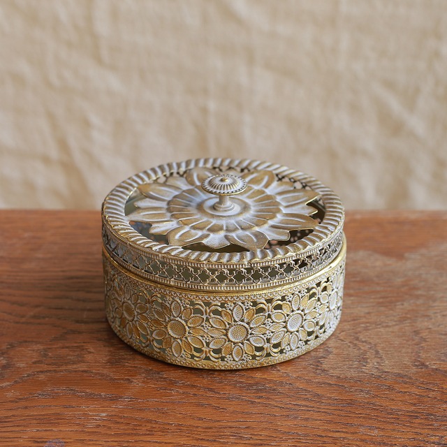 花柄が美しい、ゴールドの容れ物 3