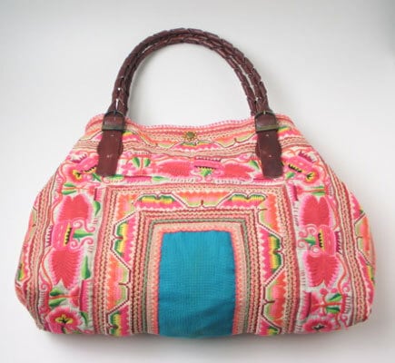 【新品未使用品】モン族ショルダーポーチ 刺繍布 古布 オールドファブリック モン族古布⁄刺繍バック-M | Ethnic Beauty powered by BASE モン族風