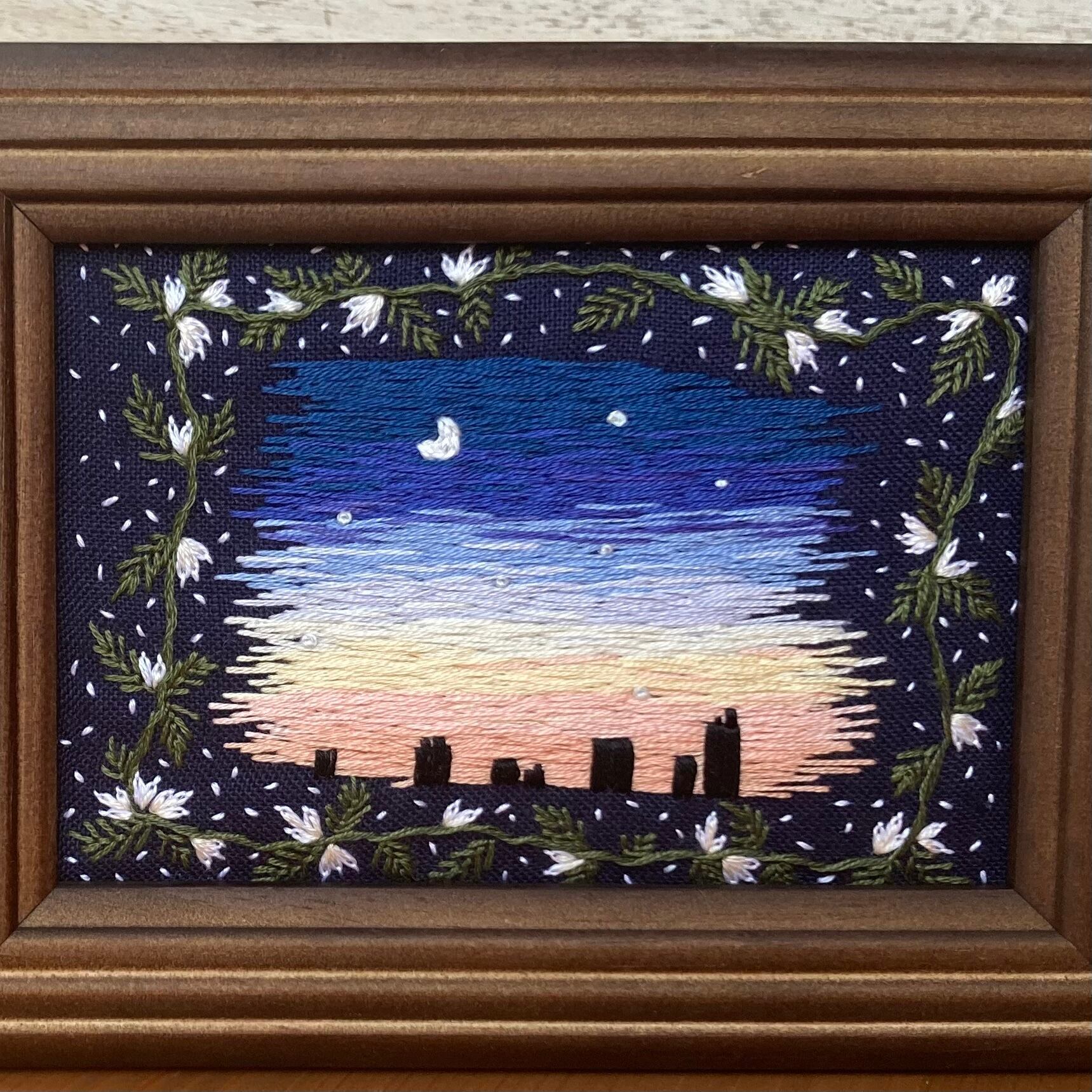 刺繍絵画　[紫雲]作 野花の香り」刺繍絵 刺繍絵画の額縁アート | あきのかぜ