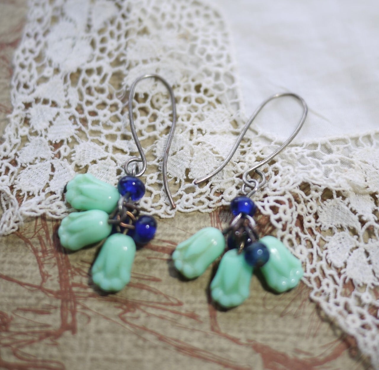 チェコガラスピアス ターコイズカラーのつりがね草 | こりすのパン屋