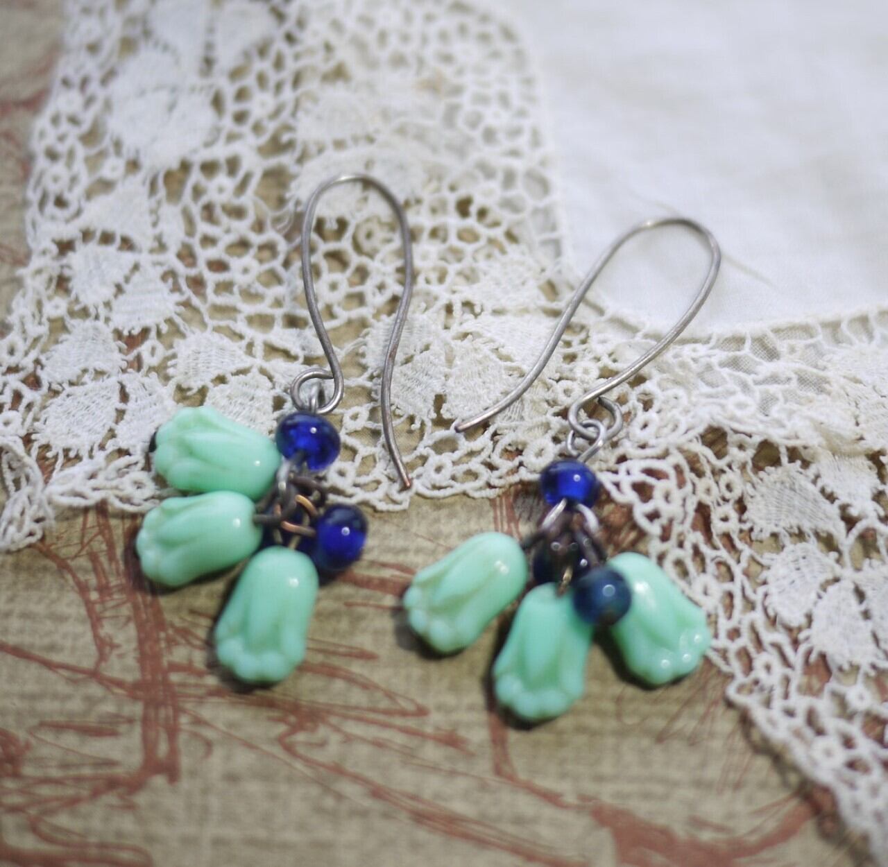 チェコガラスピアス ターコイズカラーのつりがね草