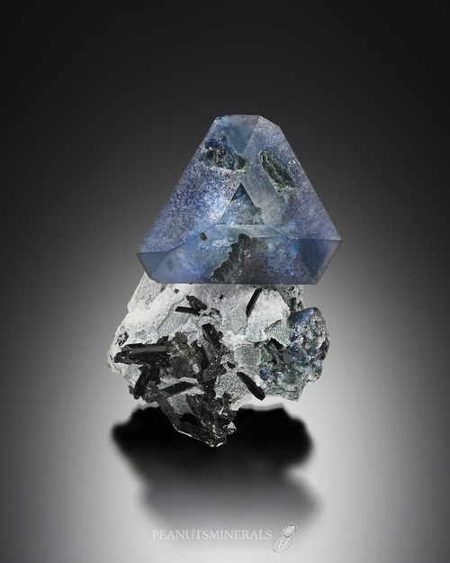 ベニトアイト / ネプチュナイト【Benitoite with Neptunite】アメリカ産