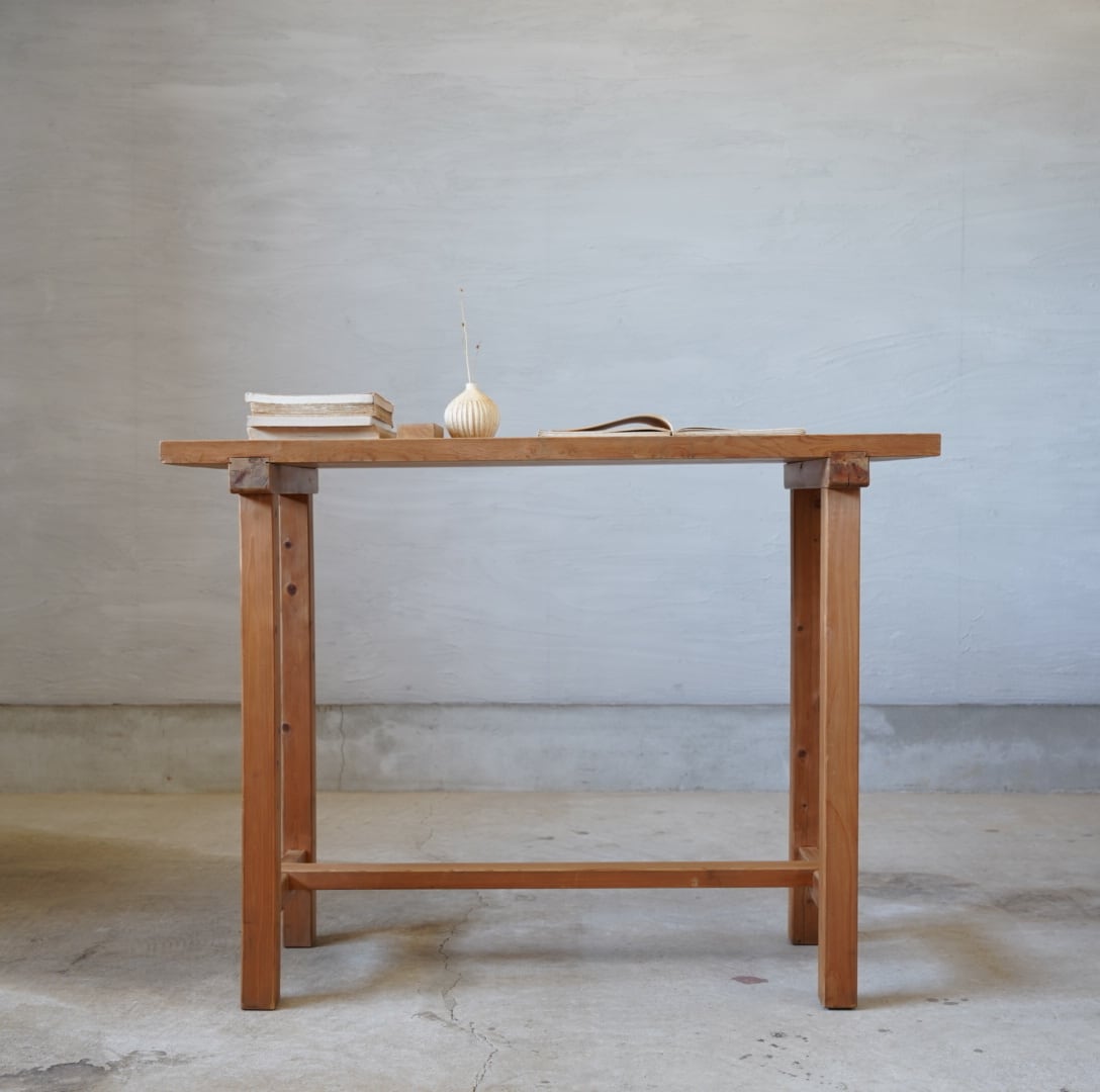 すっきりとした姿のテーブル