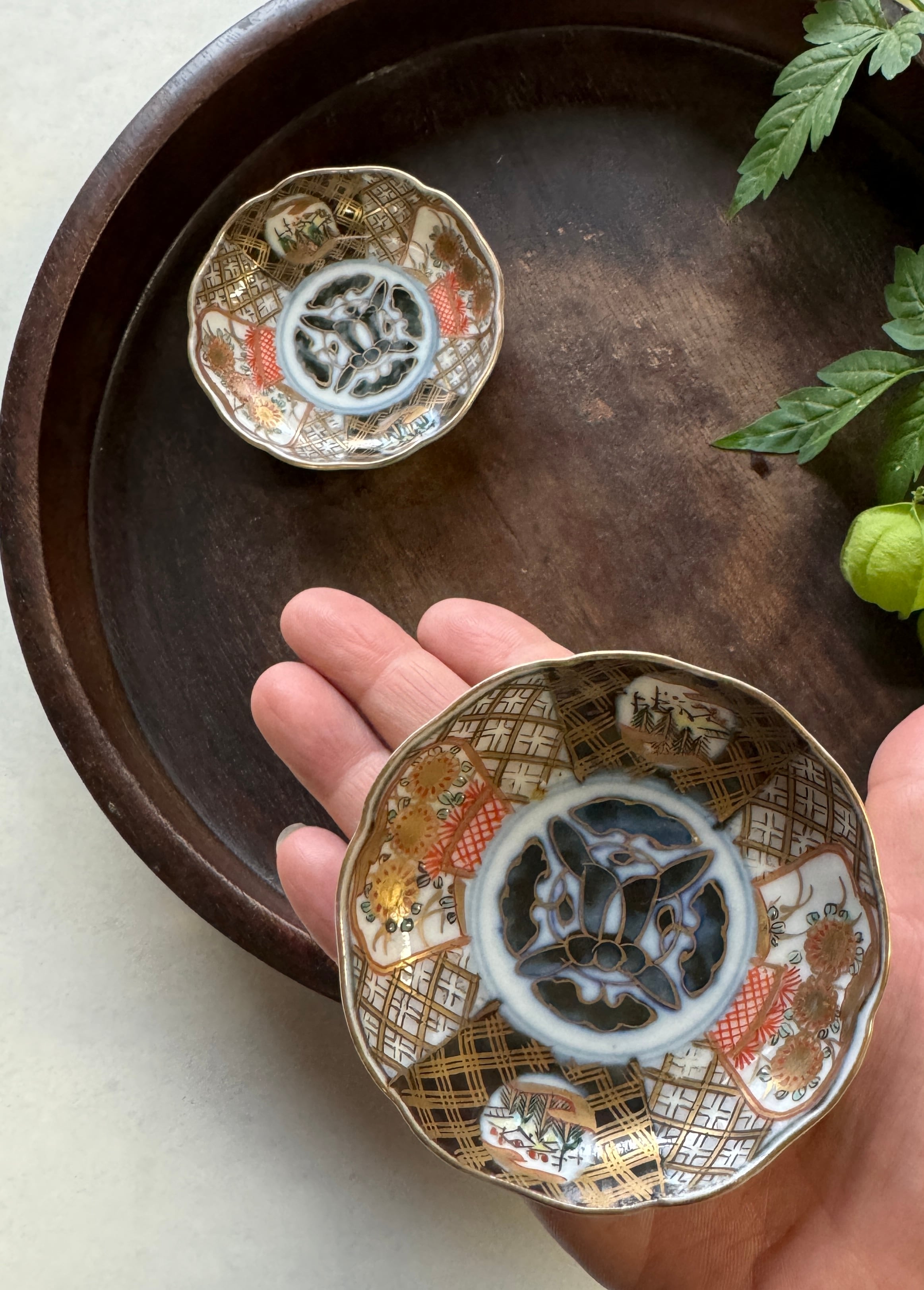 明治期 伊万里染錦豆皿二枚 骨董皿 和皿 草花文 金彩色絵小皿 | Leaf