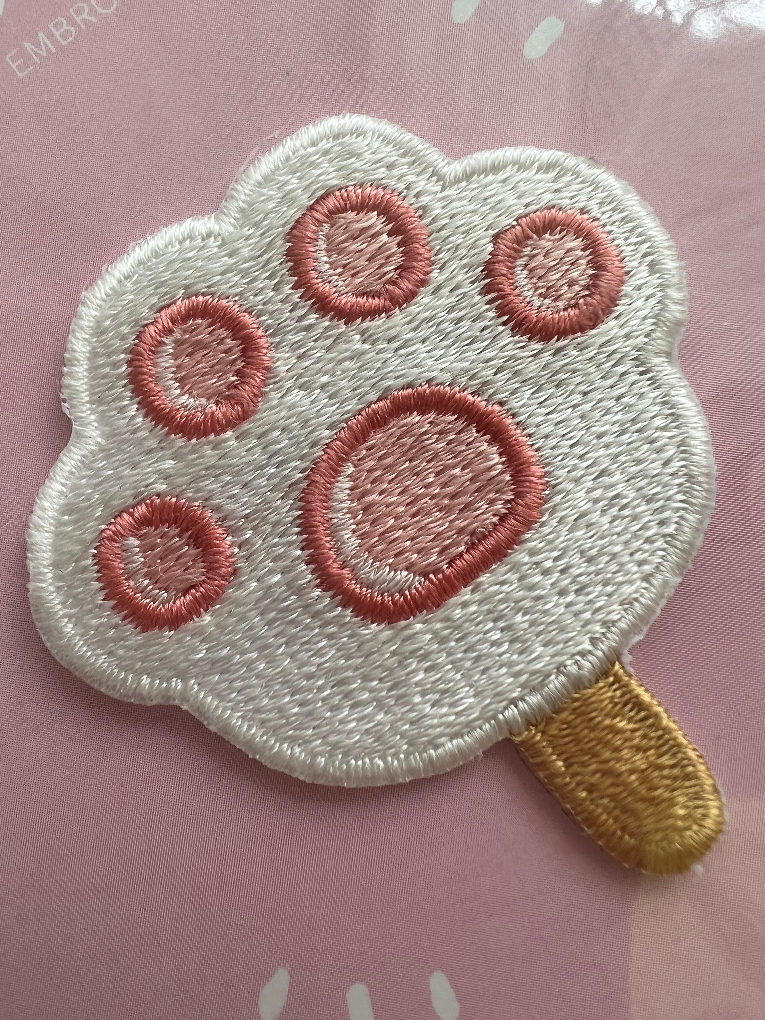 ピンクの肉きゅうアップリケ