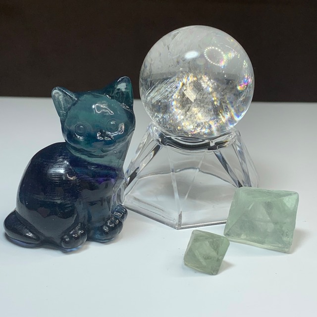 レインボーホワイトカルサイト×ちょこんと座っている可愛いねこさん・フローライトねこ