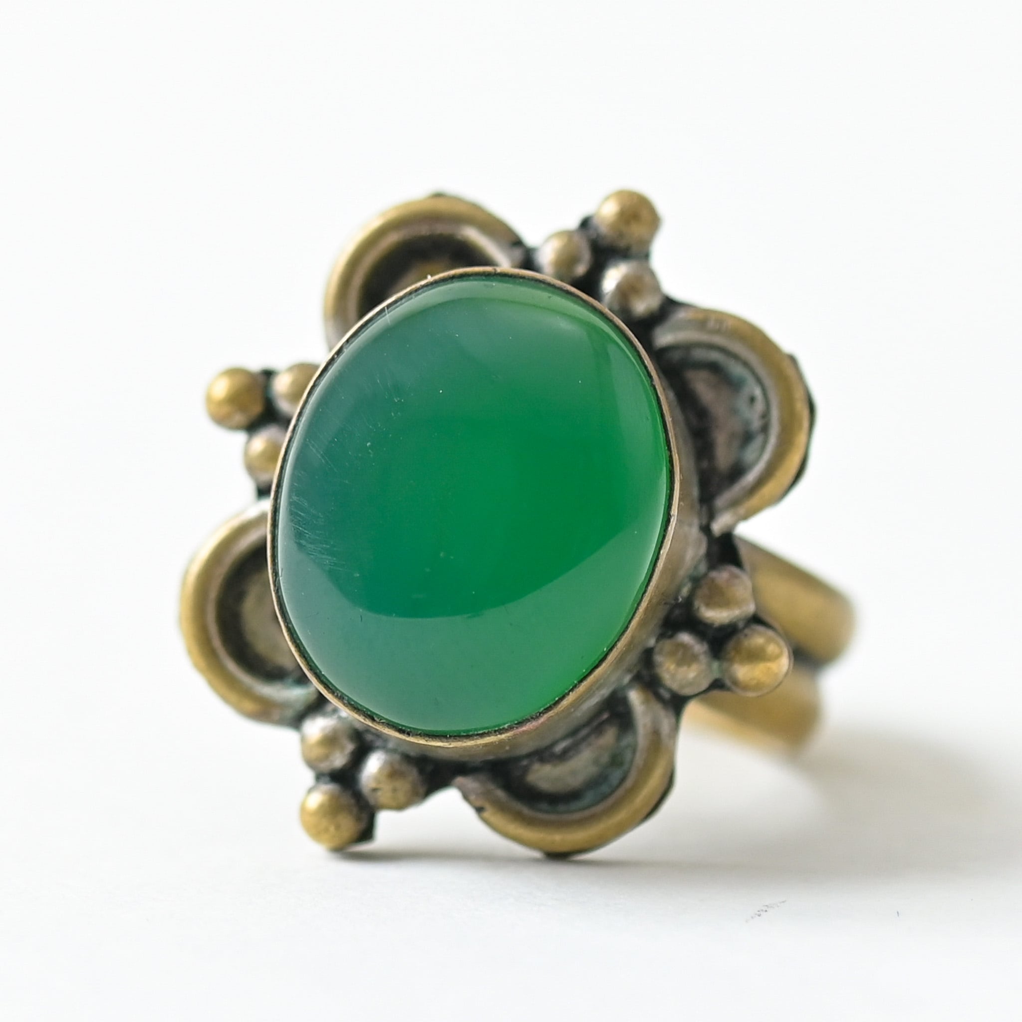 グリーンストーンのアンティークリング｜めのう風×真鍮製（11号・東