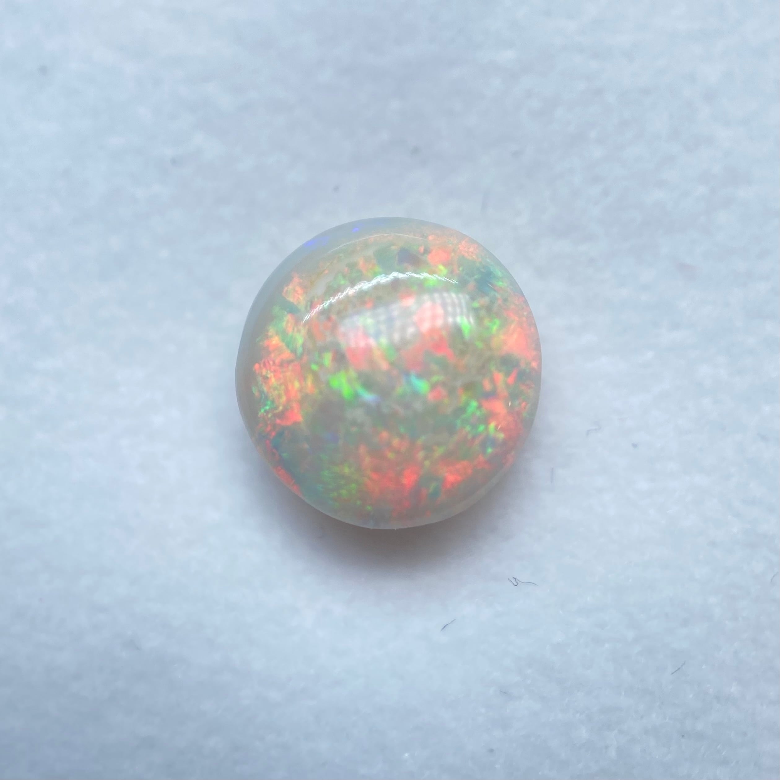 繊細な遊色のまんまるオパール