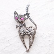 碌山　猫のブローチ　ルビーとシードパール