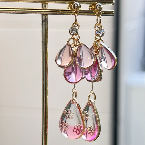 可憐に揺れる　桜の雫ピアス イヤリング