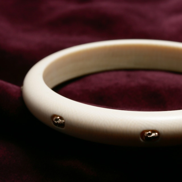 Ivory Bangle with 10K skull object 8pc