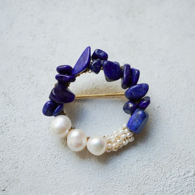 《ラピスラズリと淡水パール》天然石ブローチ