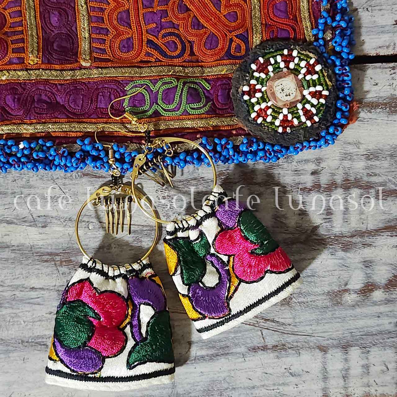 ケニアのビジューとオリエンタルな刺繍モチーフ ピアス 差し色ビーズのピアス 彩り アクセント