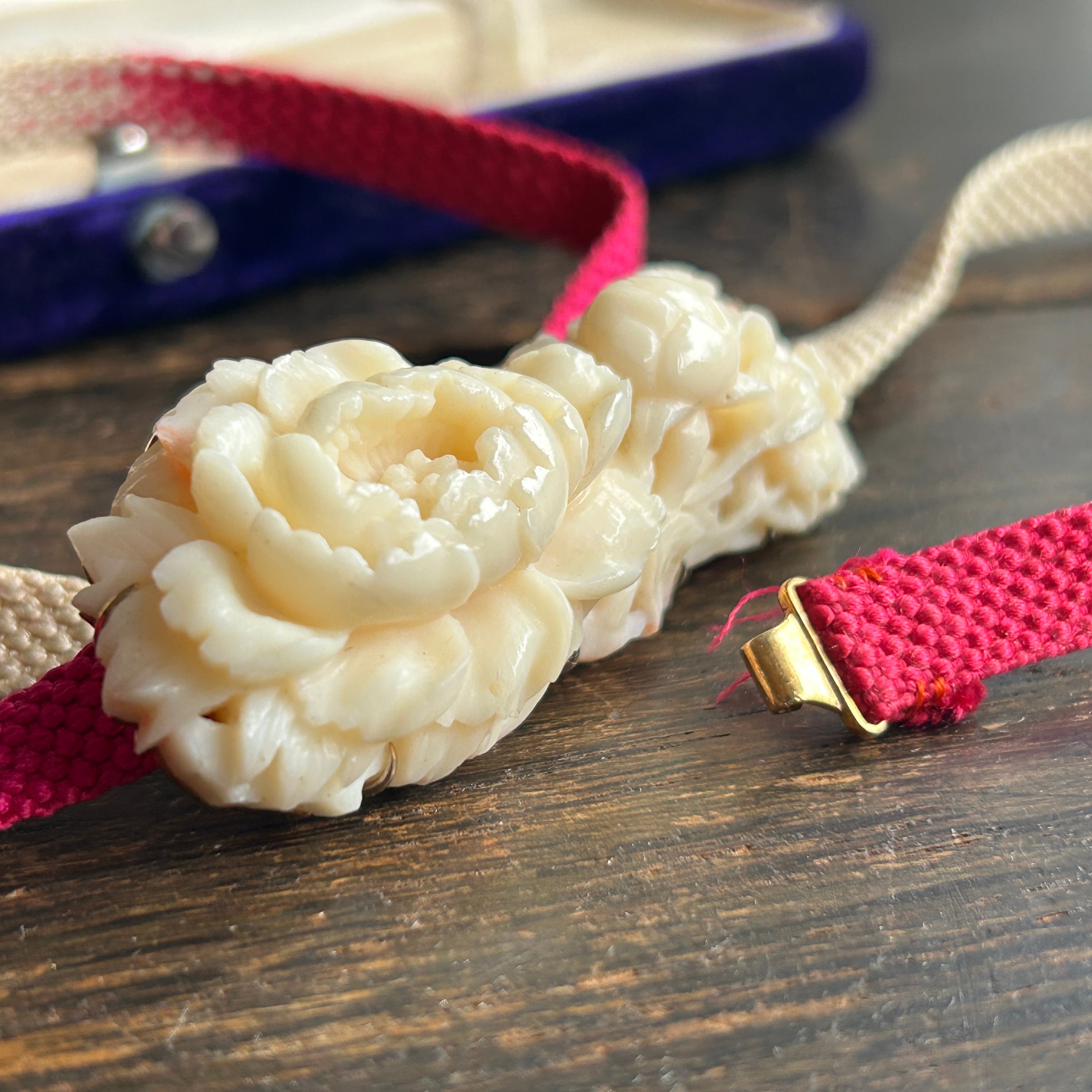 アンティーク　昭和5年　白珊瑚の牡丹帯留め